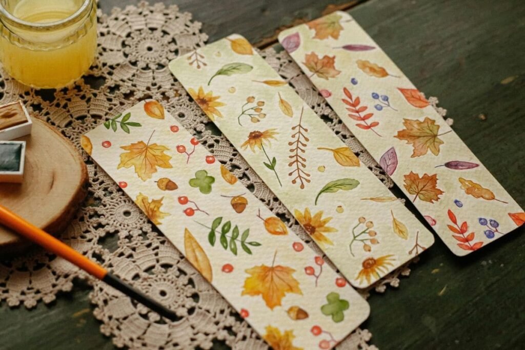 E você ama livros? Então, aproveite a ideia criativa e prática de criar marcadores de livro com papel decorado. Use papéis com estampas ou cores vibrantes, recortando-os em formatos simples ou até mesmo personalizados, como animais, flores ou temas literários.
