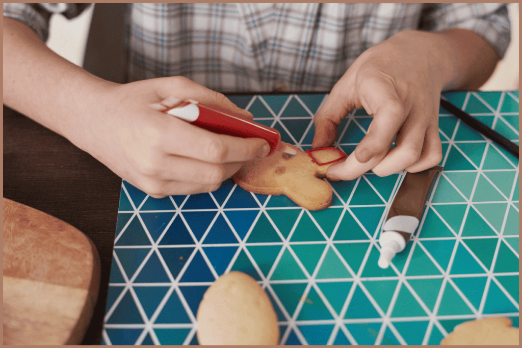 Nada é mais especial do que receber um presente que foi feito com carinho e dedicação. Para a Páscoa, você pode criar lembrancinhas exclusivas como, por exemplo: ovos de chocolate decorados à mão, repletos de confeitos coloridos, ou montar cestas personalizadas.